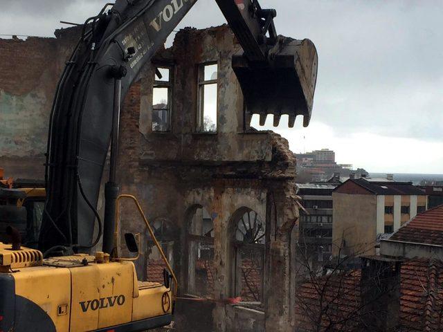Bir bölümü 'yanlışlıkla' yıkılan tarihi bina tamamen yıkıldı