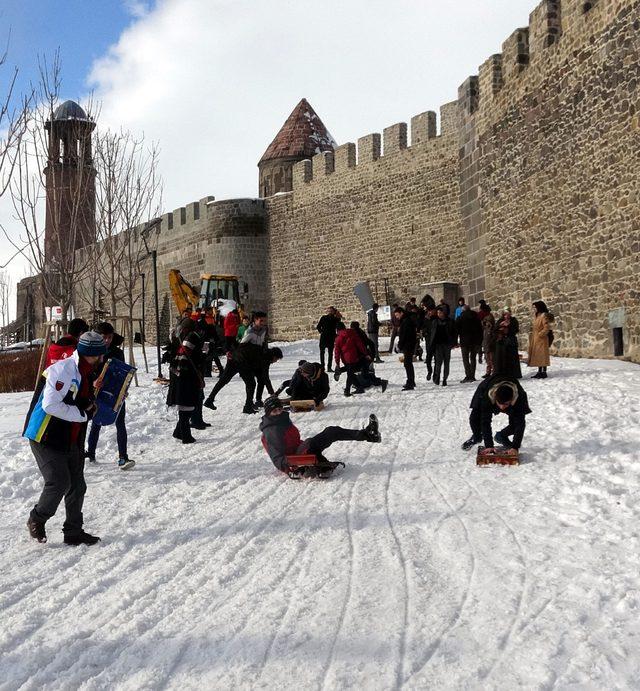 Erzurum Kalesi önünde 'Kızak Şenliği'