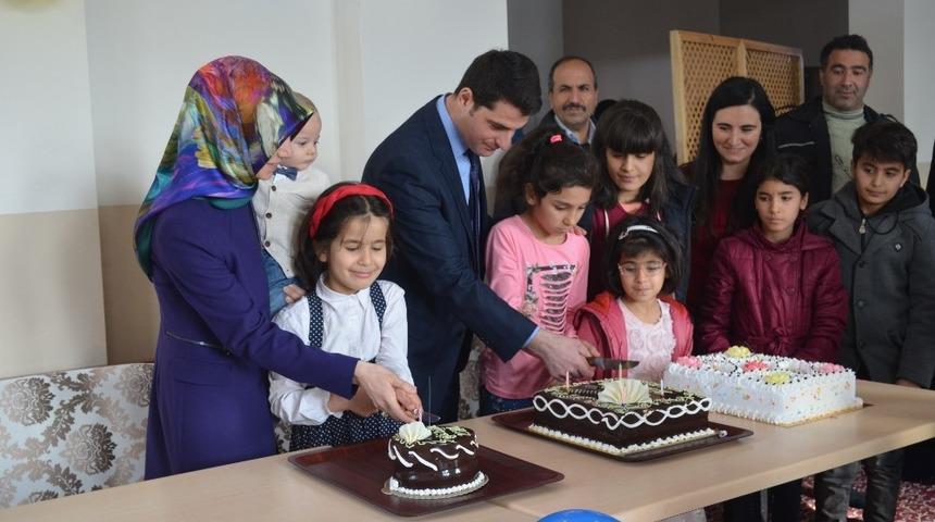 Yatılı okulda kalan &ouml;ğrencilere doğum g&uuml;n&uuml; s&uuml;rprizi