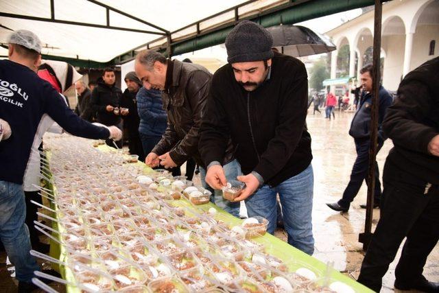 Osmaniye’de vatandaşlara helva dağıtıldı