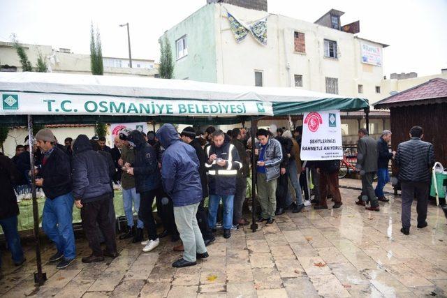 Osmaniye’de vatandaşlara helva dağıtıldı