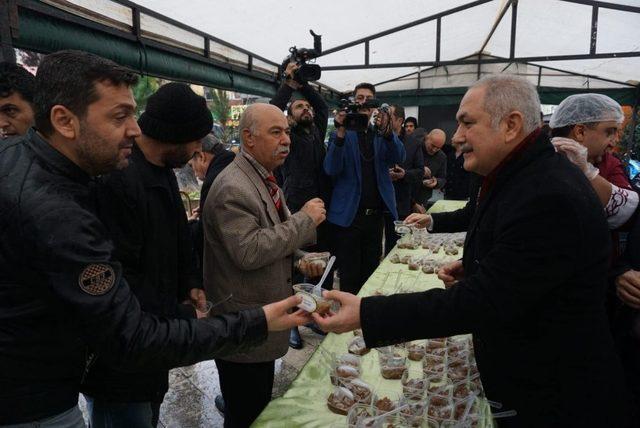 Osmaniye’de vatandaşlara helva dağıtıldı