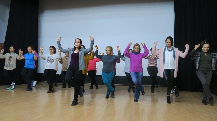 Halk oyunları ve dans kurslarına Foça’da büyük ilgi