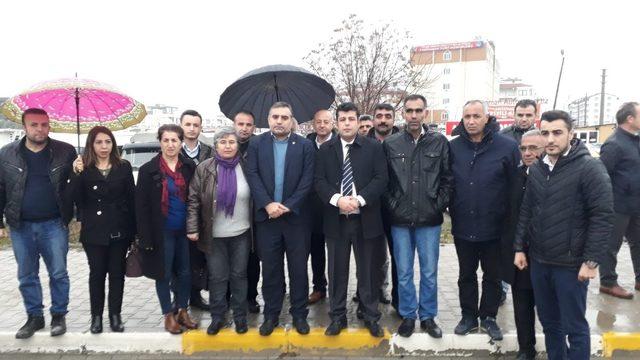 CHP’liler kazanın meydana geldiği yola karanfil bıraktı