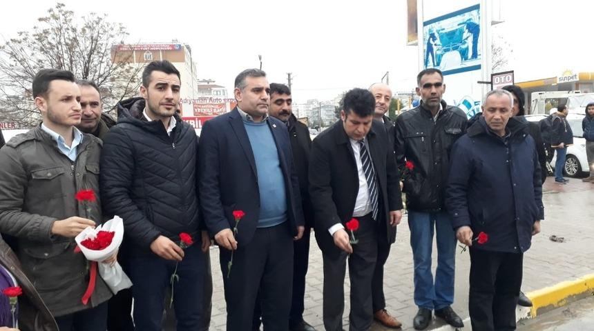 CHP&rsquo;liler kazanın meydana geldiği yola karanfil bıraktı