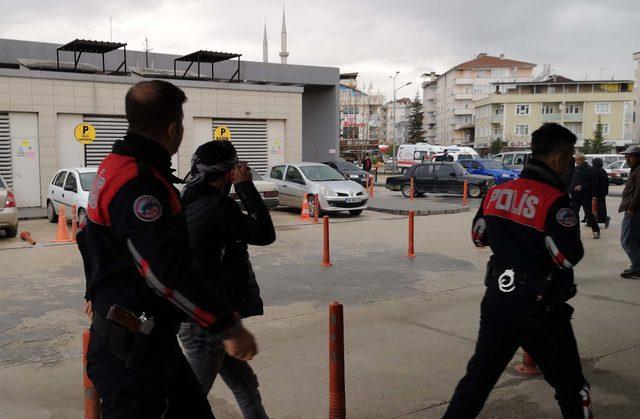 Bıçaklanan Suriyeli kuaför, polis otosuyla hastaneye götürüldü