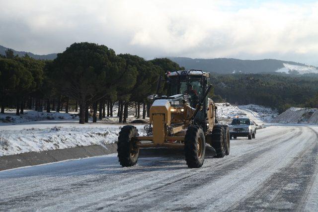 Edremit Belediyesi ekipleri yolu açık tutmak için çalışıyor