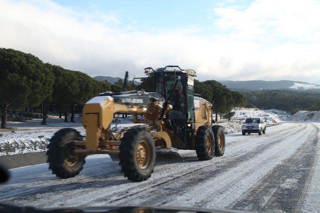 Edremit Belediyesi ekipleri yolu açık tutmak için çalışıyor