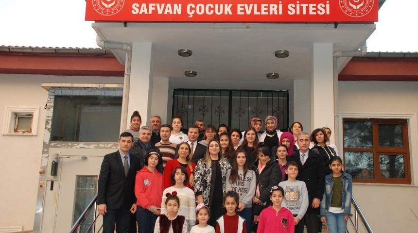 Vali eşi Pekmez sevgi evlerindeki &ccedil;ocuklarla bir araya geldi