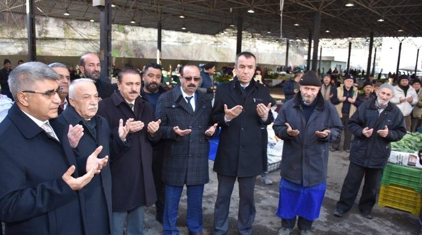 Vali G&uuml;rel, Cuma Pazarı Esnafının Bereket Duasına katıldı.
