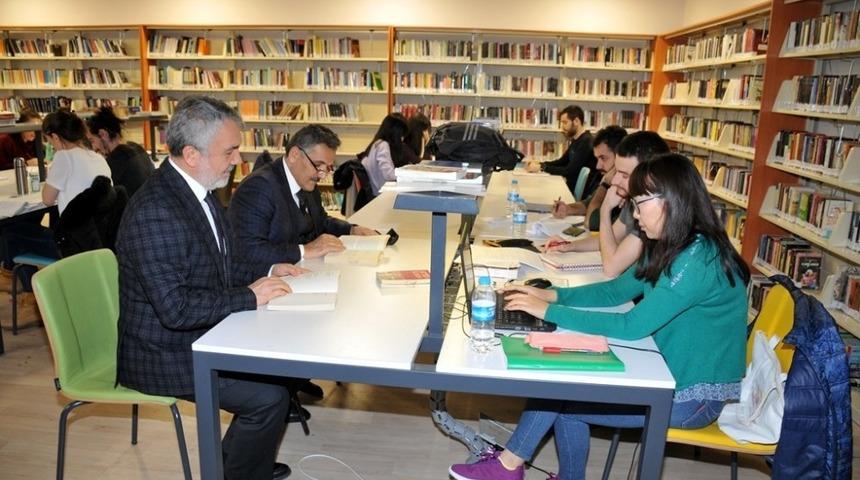 Vali ve Rekt&ouml;r &ouml;ğrencilerle kitap okudu