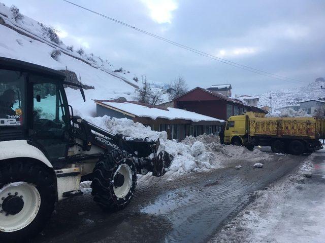 Çukurca Belediyesinden kar temizleme çalışması