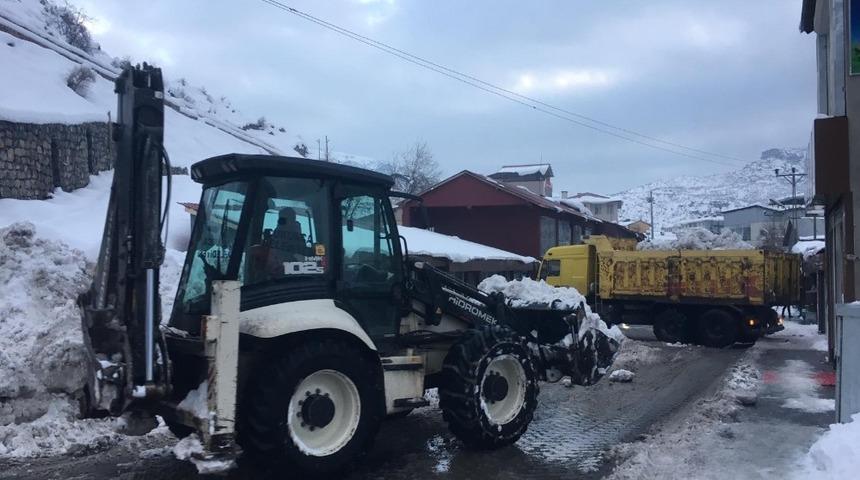 &Ccedil;ukurca Belediyesinden kar temizleme &ccedil;alışması