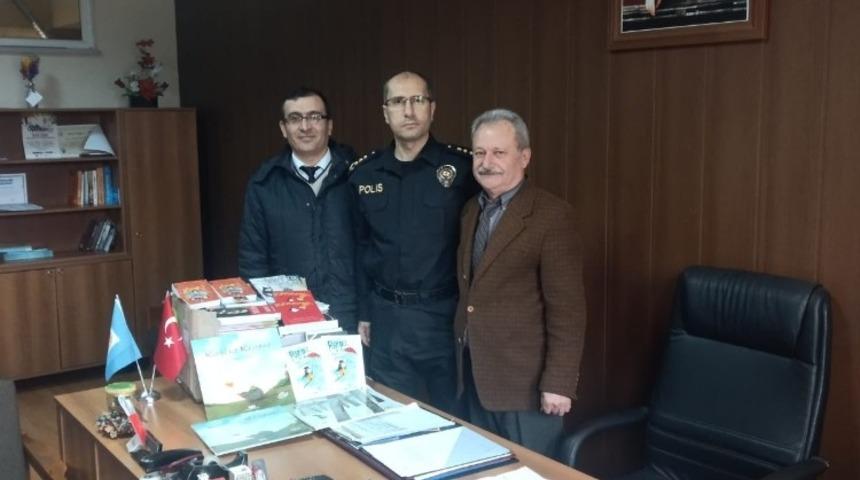 Pamukova emniyeti okullara 750 adet kitap hediye etti