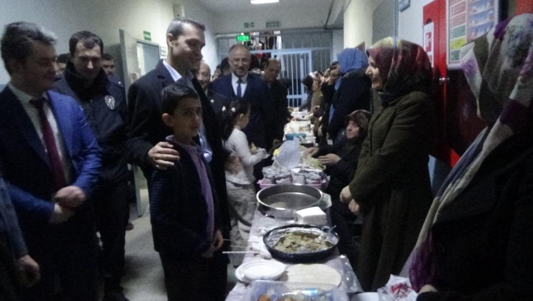 &Ouml;ğrencilerden Yemenli mağdurlar i&ccedil;in kermes