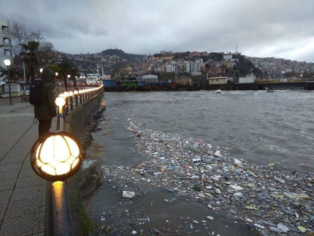 Zonguldak’ta evsel atıklar sahile vurdu