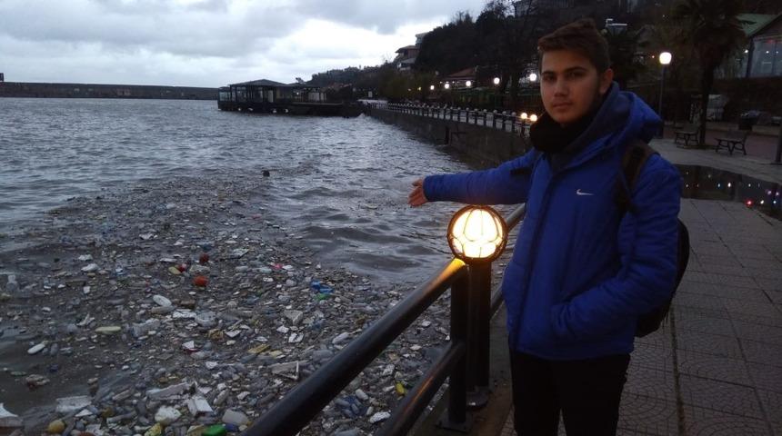 Zonguldak&rsquo;ta evsel atıklar sahile vurdu