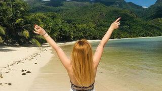 Ece Seçkin'in Şeyseller'de tatil keyfi!