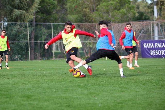 Kayserispor antrenmanlarında taktik çalışıyor