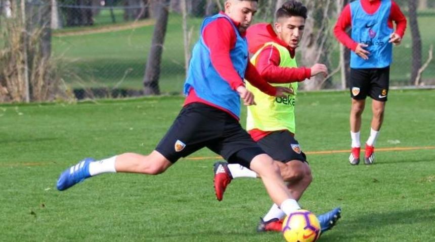 Kayserispor antrenmanlarında taktik çalışıyor