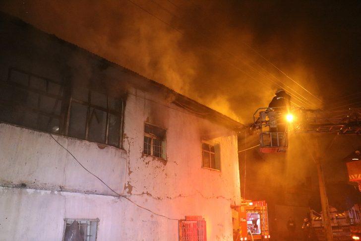 Çocuklarının yanan evde kaldığını zanneden anne sinir krizi geçirdi G3