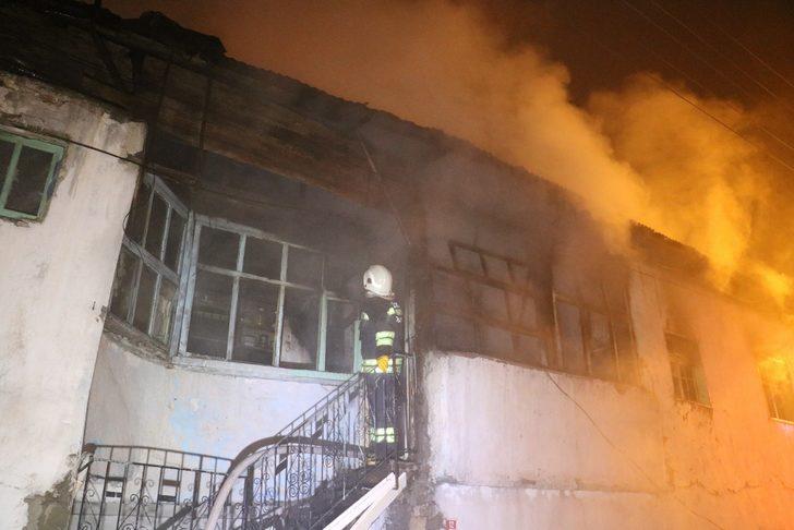 Çocuklarının yanan evde kaldığını zanneden anne sinir krizi geçirdi G4