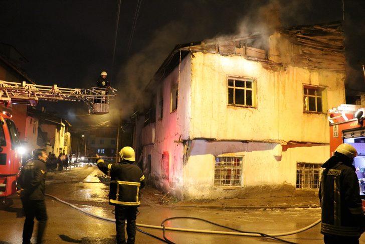 Çocuklarının yanan evde kaldığını zanneden anne sinir krizi geçirdi G5