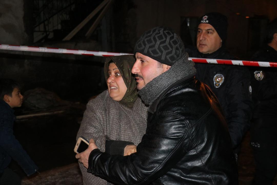 &Ccedil;ocuklarının yanan evde kaldığını zanneden anne sinir krizi ge&ccedil;irdi