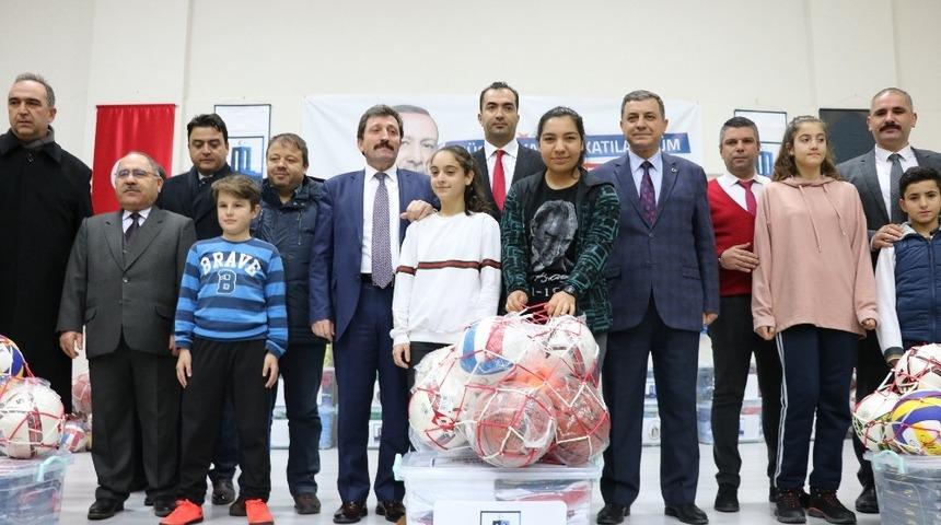 &Ccedil;anakkale&rsquo;de okullara spor malzemesi desteği