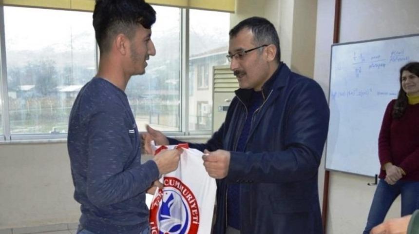 Başkan Çelik kitap dağıtım törenine katıldı