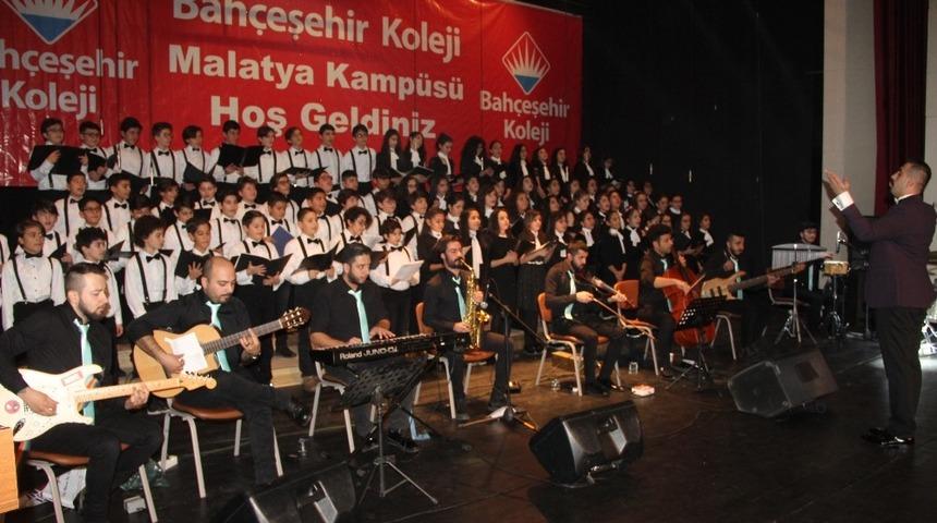 &Ouml;ğrenciler 80&rsquo;lerin ve 90&rsquo;ların unutulmaz pop şarkılarını s&ouml;yledi