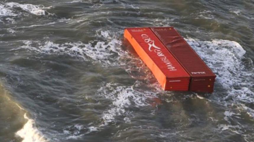 Sahile televizyon, buzdolabı vurdu! İnsanlar kapış kapış evine g&ouml;t&uuml;rd&uuml;