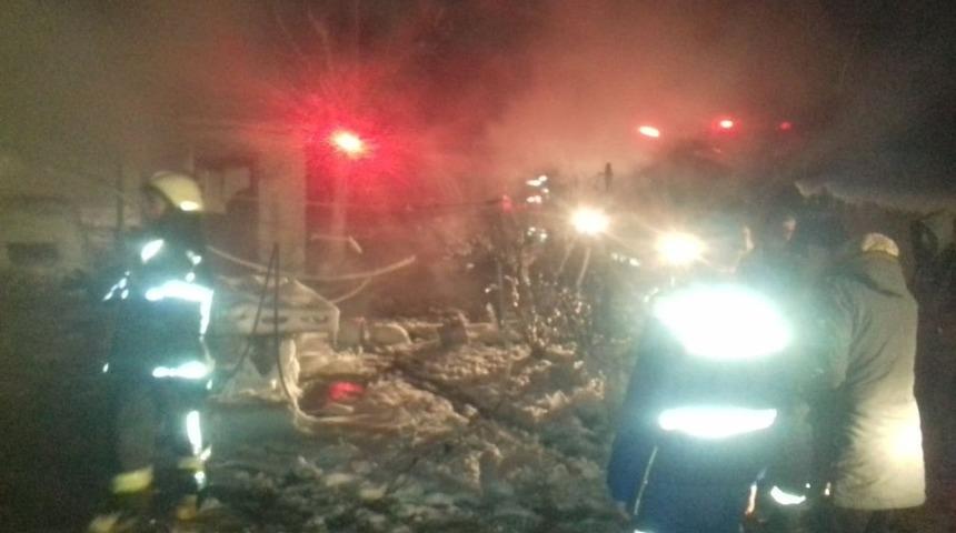 Mumun k&uuml;le &ccedil;evirdiği evde 1 kişi hastaneye kaldırıldı