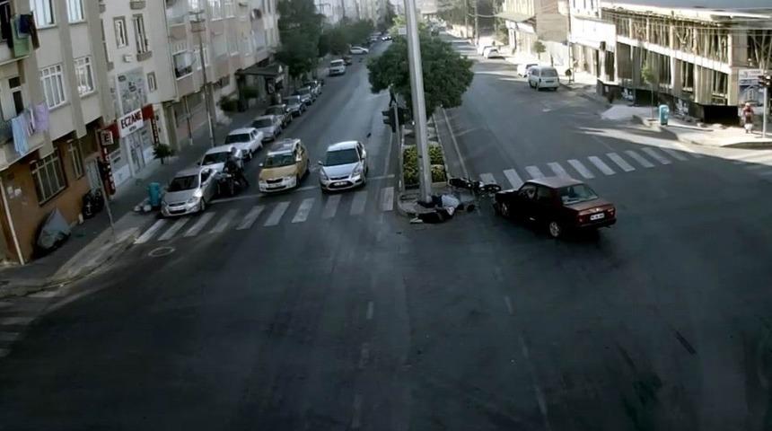 Otomobil motosiklete &ccedil;arptı: 2 yaralı