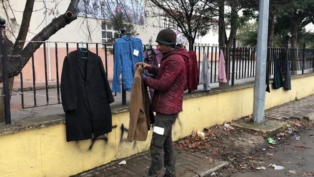 Okul duvarına kışlık kıyafetler asıp, 'ihtiyacı olan alsın' notu bıraktı