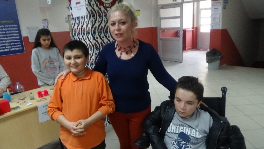 Engelli &ouml;ğrenciler Yemen i&ccedil;in engel tanımadılar