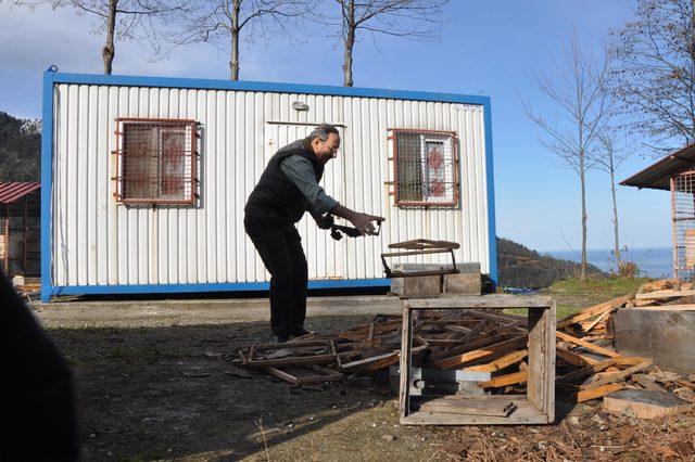 Tesise dadanan ayılar, kamerada