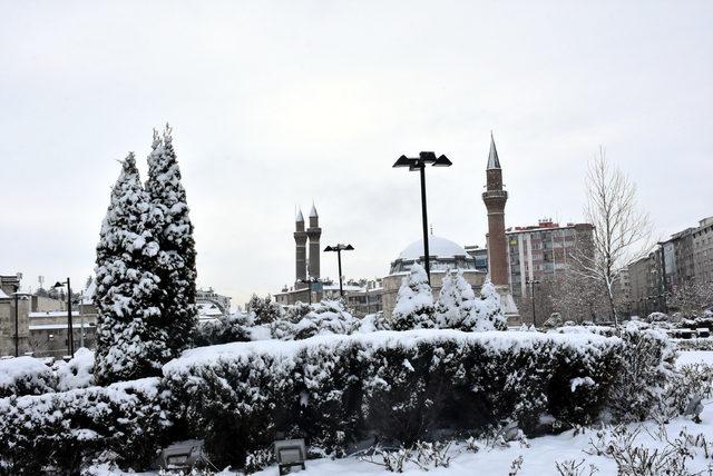 Sivas'ta 218 köy yolu kardan kapandı