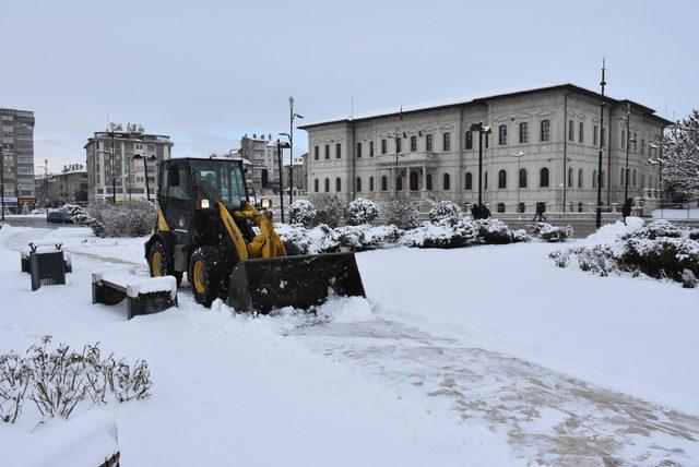 Sivas'ta 218 köy yolu kardan kapandı