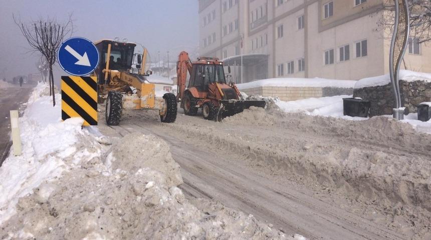 Hakkari&rsquo;de karla m&uuml;cadele &ccedil;alışması