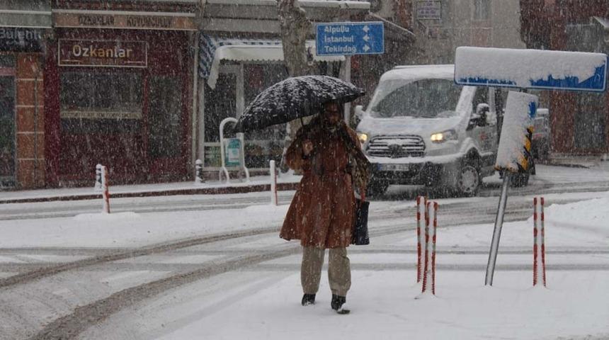Hayrabolu&rsquo;da kar yağışı etkili oldu