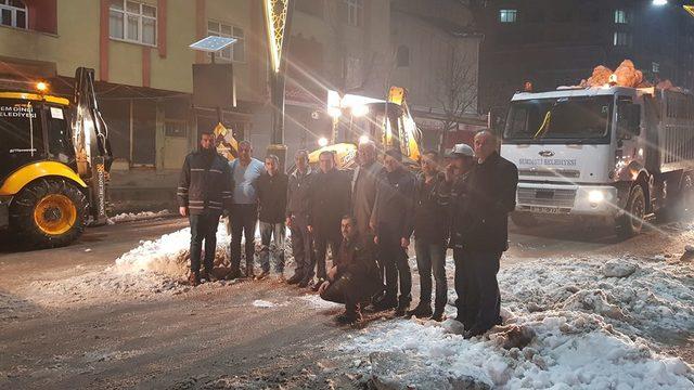 Şemdinli'de kaymakam kar temizleme çalışmalarına katıldı