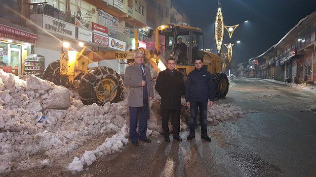 Şemdinli'de kaymakam kar temizleme çalışmalarına katıldı