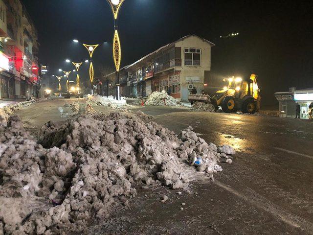 Şemdinli'de kaymakam kar temizleme çalışmalarına katıldı