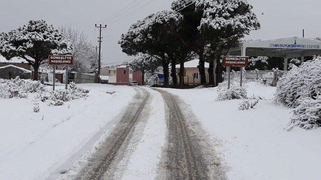 İzmir'in yüksek kesimlerine kar yağdı