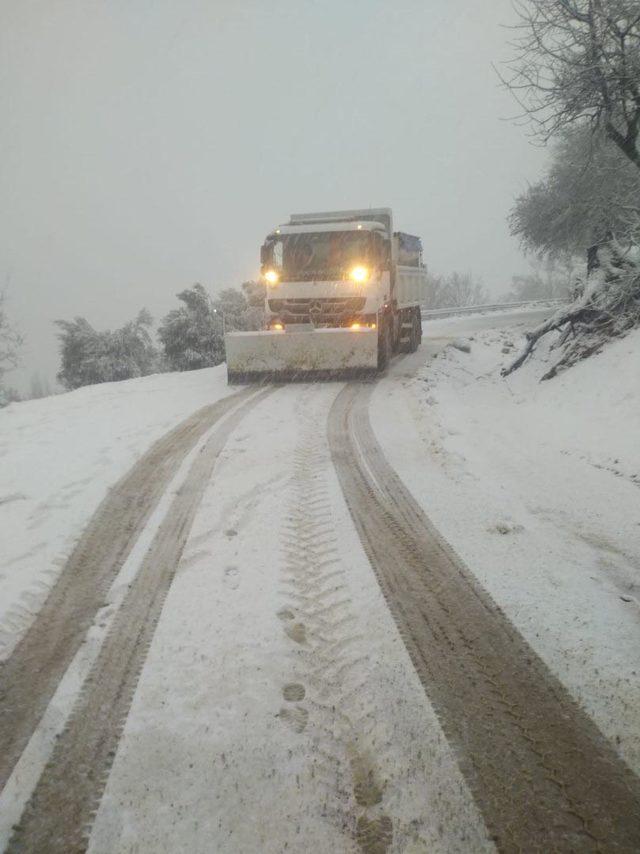 İzmir'in yüksek kesimlerine kar yağdı