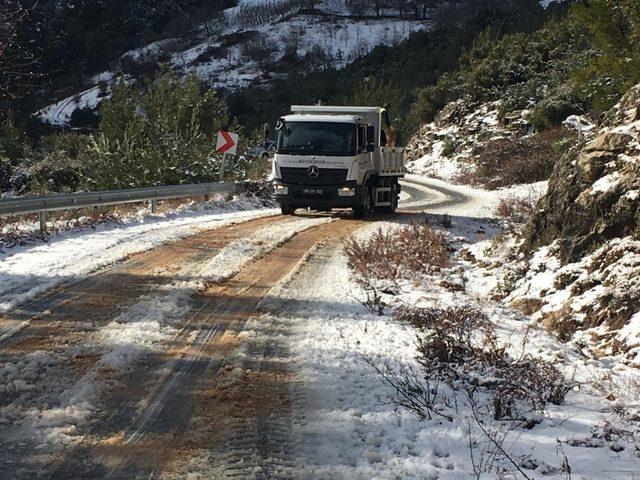 Aydın Büyükşehir ekipleri kardan kapanan yolları açıyor