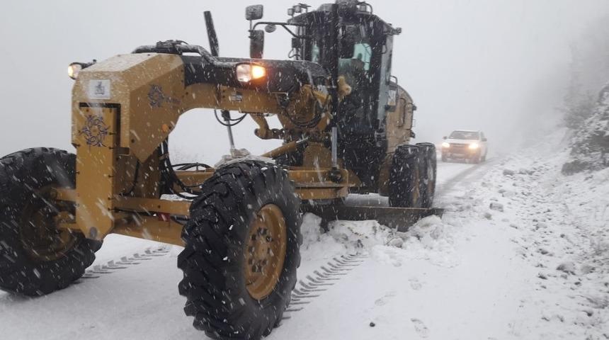 Aydın Büyükşehir ekipleri kardan kapanan yolları açıyor