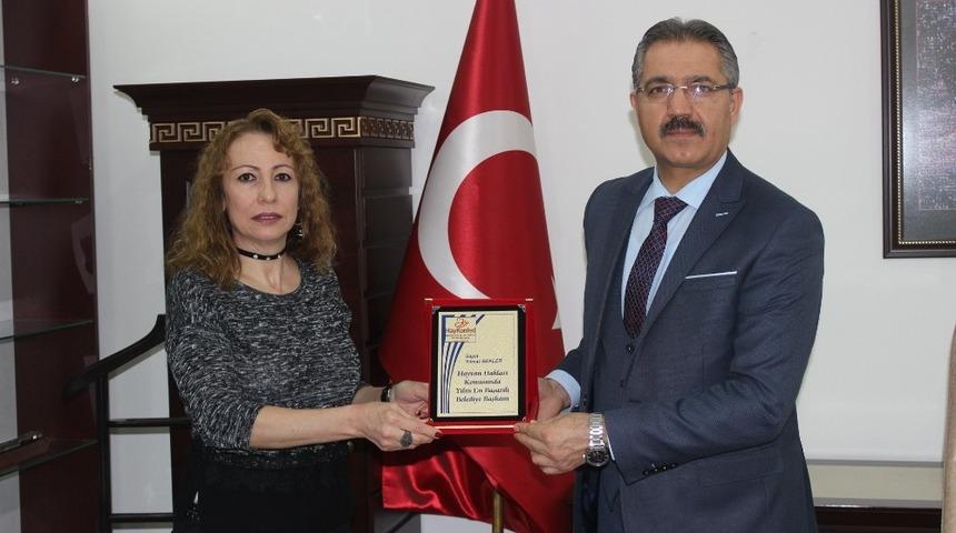 Başkan Bekler&rsquo;e yılın belediye başkanı &ouml;d&uuml;l&uuml;