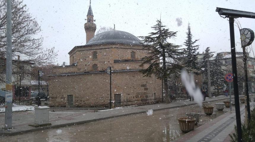 Bolvadin&rsquo;de 2 yıl aradan sonra yağan kar sevin&ccedil;le karşılandı